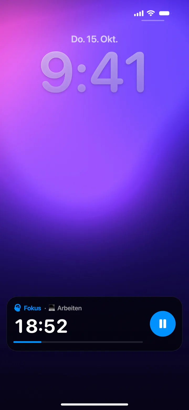 Der iPhone-Sperrbildschirm mit der Live-Aktivität von Pomodoro Focus: Fokus, Arbeiten, 18:52 und eine Pausetaste
